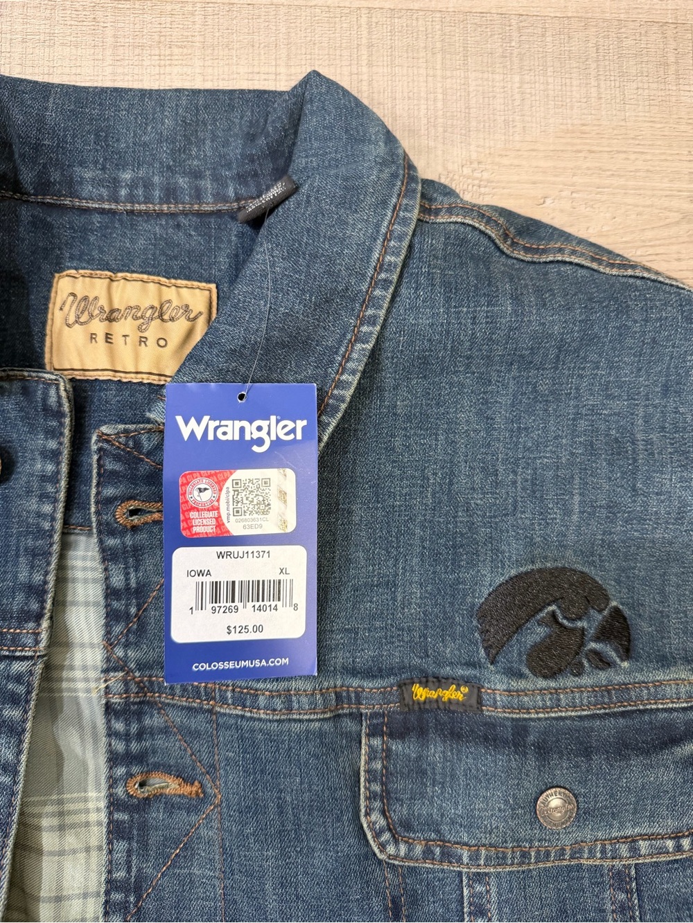 *NEW* Wrangler X Colosseum Iowa Hawkeyes Wrangler Button-Up Denim Jacket Size XL - Picture 2 of 3